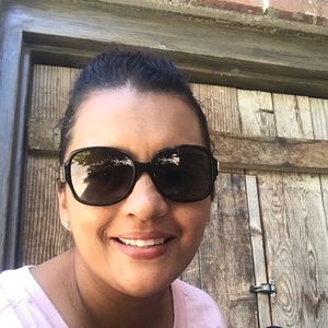 Meet your Posher, Flora